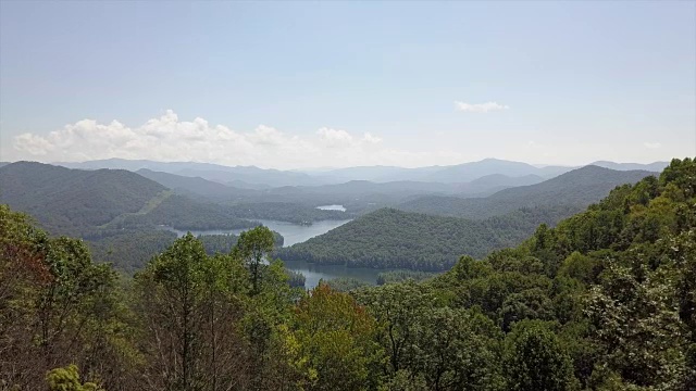 一架无人机飞向北卡罗来纳州罗宾斯维尔的蓝岭山脉和圣提拉湖视频素材