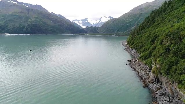 一架无人机飞过阿拉斯加惠蒂尔威廉王子湾的海岸视频素材