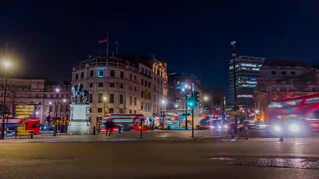 时间流逝夜晚城市交通和行人视频素材