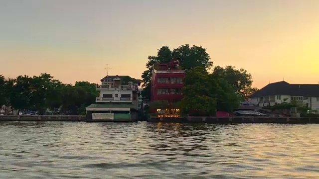 泰国曼谷市中心湄南河特快游船之旅视频素材