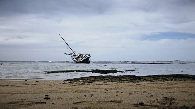 搁浅的船。视频素材