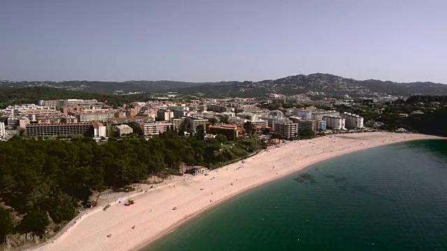 Lloret de Mar. Fenals海滩海岸的鸟瞰图。在一个美丽的夏日，科斯塔布拉瓦，加泰罗尼亚，西班牙视频素材