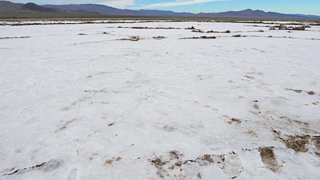 在沙漠中干涸的海或湖的地方的泛盐谷视频素材