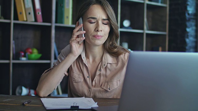 沮丧的女人打电话。在办公室工作的商业女性视频素材