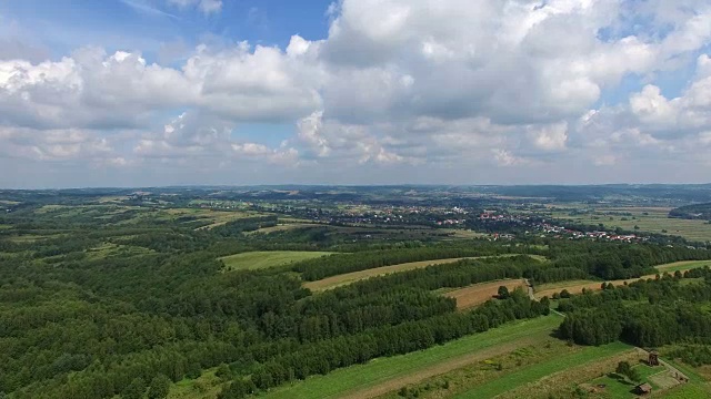 空中的乡村丘陵田野森林景观在夏季视频素材