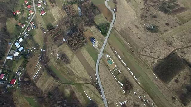 汽车在丘陵地形上行驶乡村道路的天线视频素材