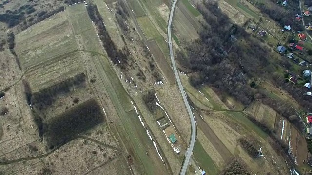 汽车在丘陵地形上行驶乡村道路的天线视频素材