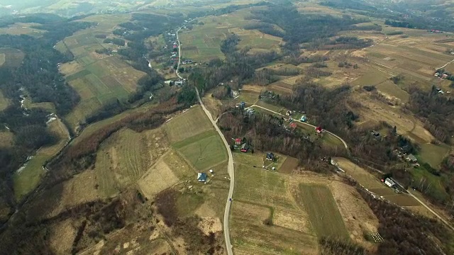 汽车在丘陵地形上行驶乡村道路的天线视频素材