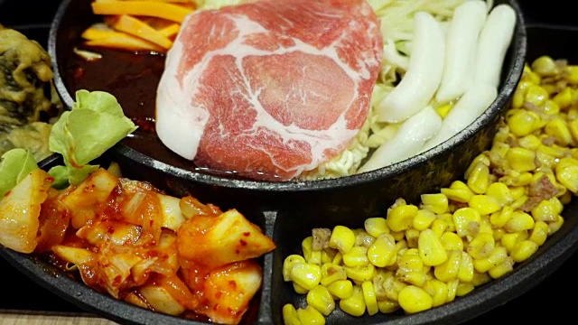 韩国火锅“Budae Jjigae”或“Army Stew”是融合了美国风味的韩国美食视频素材