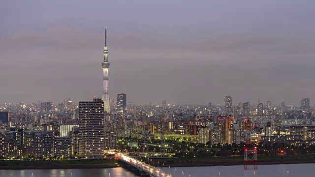 4K延时:东京天空树在日本东京的标志性建筑，从白天到夜晚视频素材