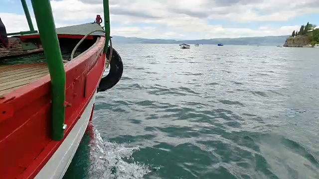 马其顿奥赫里德湖上移动的帆船侧面的景色。奥赫里德是联合国教科文组织世界遗产视频素材