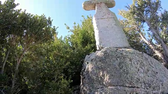 在法国比利牛斯山的一个花岗岩十字架上，在阳光下旅行视频素材