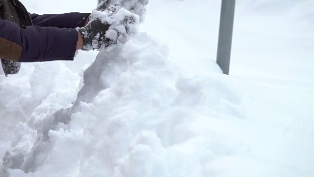 4k:特写打雪仗，堆雪人，在雪中嬉戏视频素材