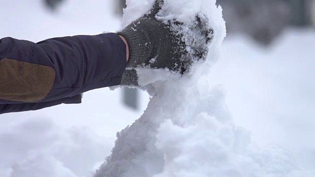 4k:特写打雪仗，堆雪人，在雪中嬉戏视频素材