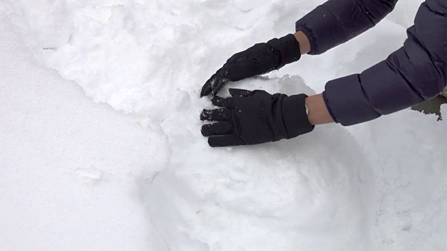 4k:特写打雪仗，堆雪人，在雪中嬉戏视频素材