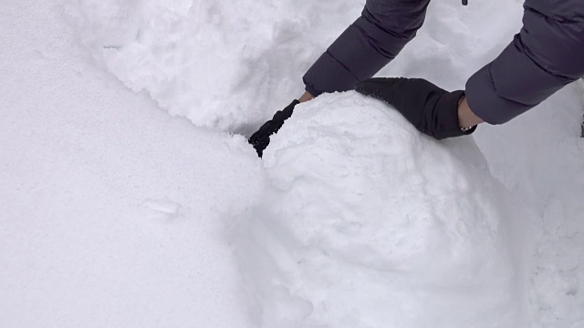 4k:特写打雪仗，堆雪人，在雪中嬉戏视频素材