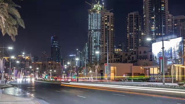 迪拜天际线的街景，以及市中心夜间高峰时段的交通状况视频素材