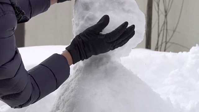 4k:特写打雪仗，堆雪人，在雪中嬉戏视频素材