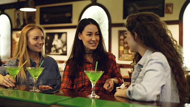 好朋友们会在高级酒吧里举杯、碰杯、喝鸡尾酒。女人们在一起庆祝。视频素材