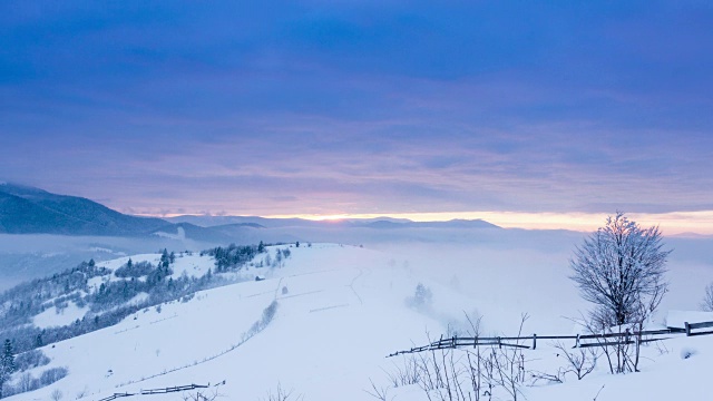 山峰上的雪被风吹走了。冬天的风景。天很冷，下着雪。视频素材