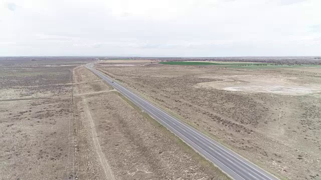 一架无人机在科罗拉多州迪尔菲尔德的一条高速公路上空升起视频素材