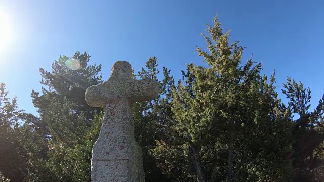 在法国比利牛斯山的一个花岗岩十字架上，在阳光下旅行视频素材