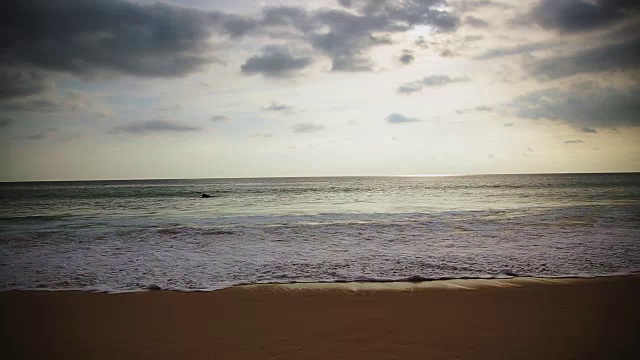 热带海滩上的日落视频素材