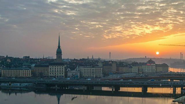 斯德哥尔摩城市天际线夜晚到白天日出的时间流逝在Gamla Stan和Slussen，斯德哥尔摩瑞典4K时间流逝视频素材