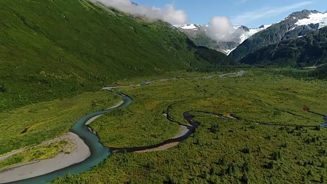 一架无人机飞过阿拉斯加波蒂奇森林中的一个冰川补给湖视频素材