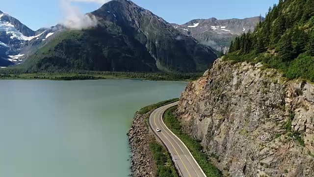 一架无人机飞过阿拉斯加安克雷奇湖大小的山路视频素材