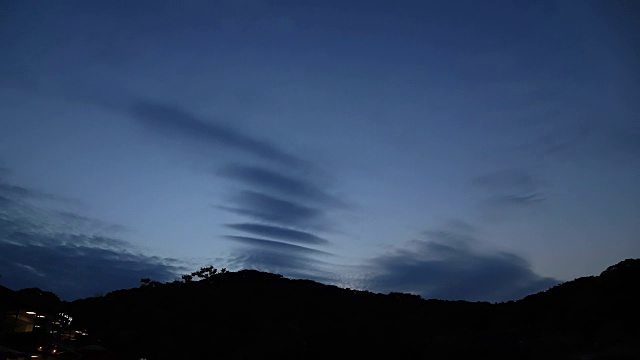 云在夜空中流动视频下载