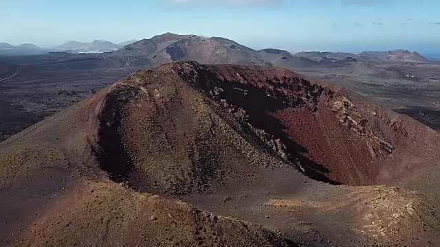 在西班牙加那利群岛兰萨罗特提曼法亚国家公园附近的火山周围飞行视频素材