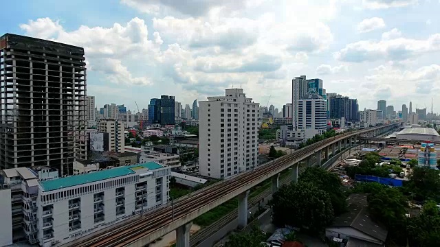 曼谷周围泰国村庄的屋顶，无人机鸟瞰图视频素材