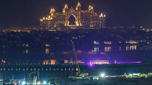 在阿拉伯联合酋长国迪拜，从屋顶上鸟瞰朱美拉棕榈岛的夜景视频素材