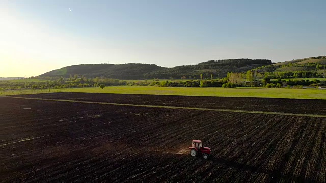 耕作。农用拖拉机犁地。视频素材