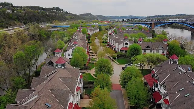 从空中俯瞰匹兹堡哈尔斯岛的住宅视频素材