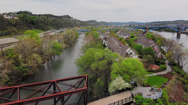 从空中俯瞰匹兹堡哈尔斯岛的住宅视频素材