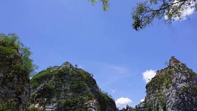 4K:山区和深蓝色天空中的夏季景观延时拍摄视频素材