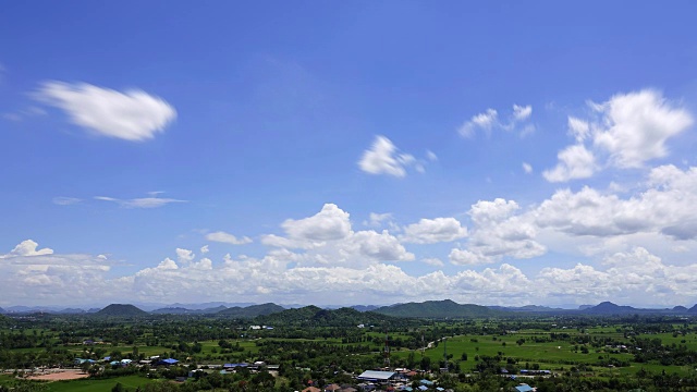 4K:山区和深蓝色天空中的夏季景观延时拍摄视频素材