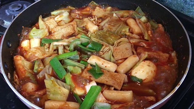 韩国食物,tteokbokki。视频素材