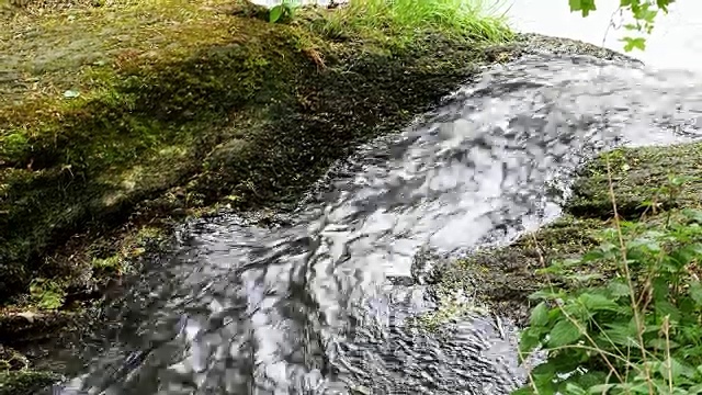 水流顺流而下视频素材