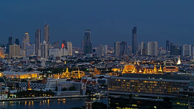 翡翠佛寺，大皇宫和卧佛寺在曼谷，泰国的夜晚。时间流逝视频素材