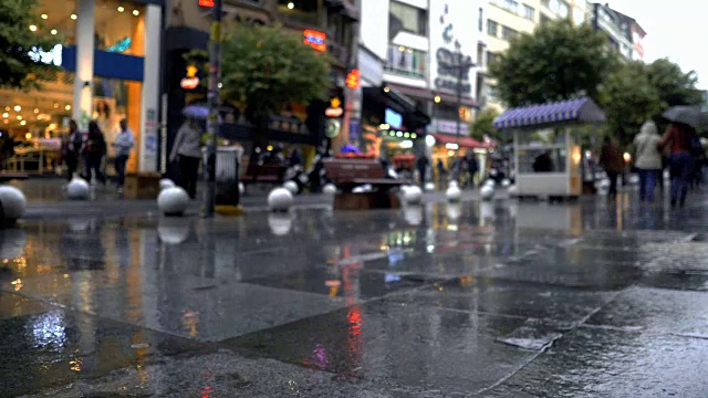 雨中城市街道上的人们视频素材