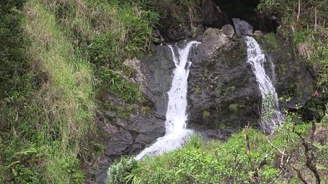 哈纳毛伊岛附近的风景瀑布视频素材