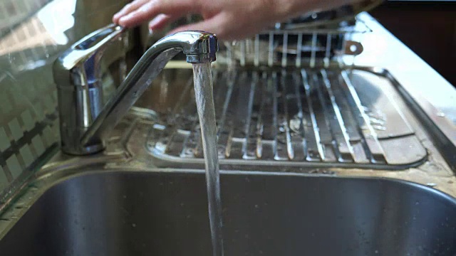 匿名男性在厨房水槽洗手，食品卫生视频素材