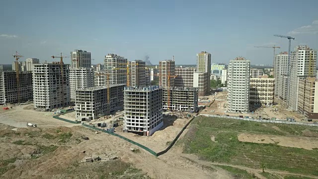 鸟瞰图。建设一个现代化的小区，拥有住宅公寓和发达的基础设施。一个有起重机和高楼的建筑工地。房地产买卖及租赁视频素材