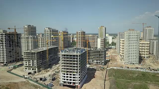 鸟瞰图。建设一个现代化的小区，拥有住宅公寓和发达的基础设施。一个有起重机和高楼的建筑工地。房地产买卖及租赁视频素材