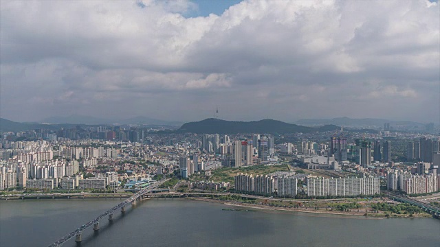 汉江边的城市建筑和汉城塔(著名的旅游景点)，云在汉城移动视频素材