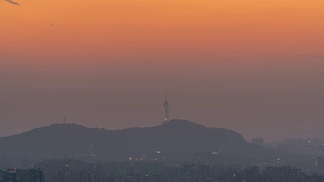 韩国首尔著名的旅游景点首尔塔和市中心的日落景观视频素材