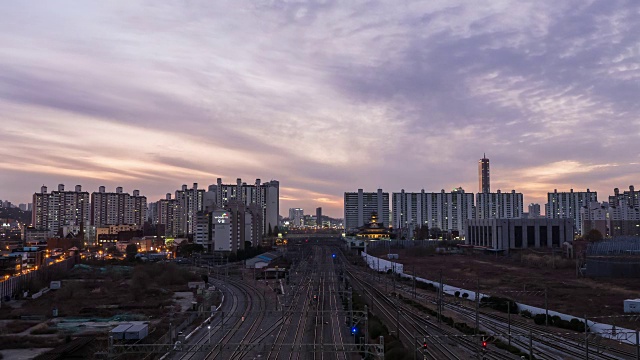 龙山站(韩国的主要火车站)和首尔的城市景观视频素材